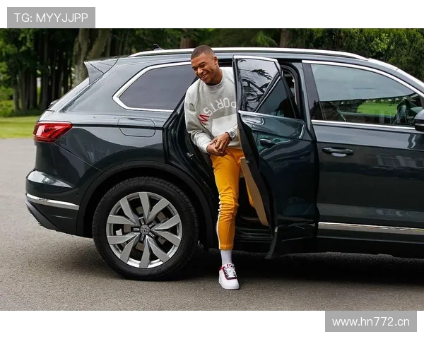 姆巴佩又带着豪车进馆，感觉他家停车场都比我房子大吧？